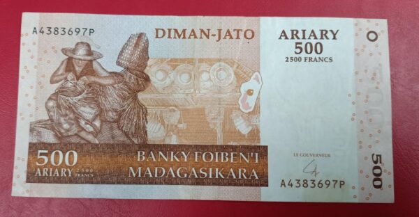 Madagascar - 500 Ariary - 2004 issue - Hybrid